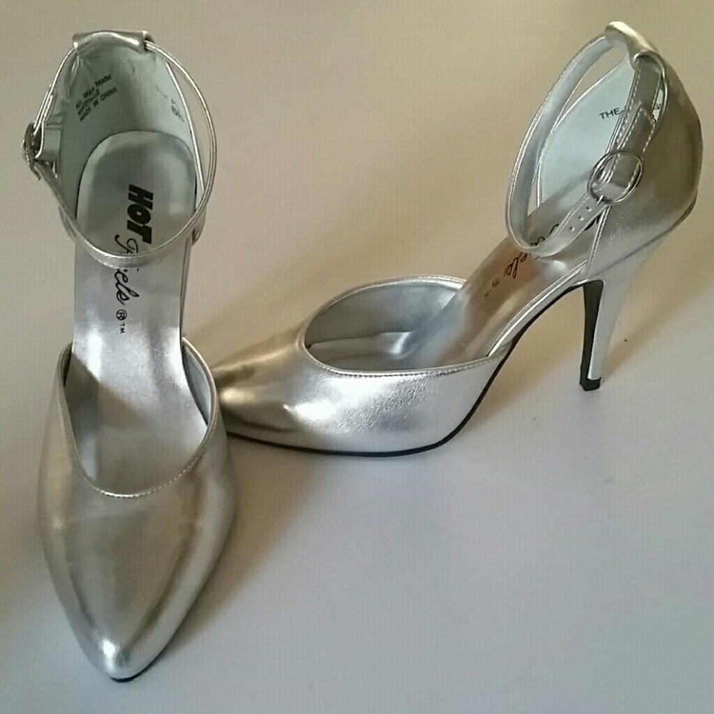 HOT HEELS BRAND Pump- Size 6, 8.5